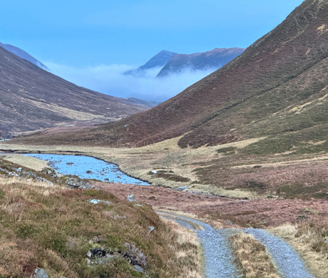 Mist forming and light fading on a December return through Gleann Mhòr