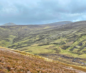 Looking across the bealach to Càrn Bhinnein and Càrn a' Gheoidh Looking across the bealach to Càrn Bhinnein and Càrn a' Gheoidh