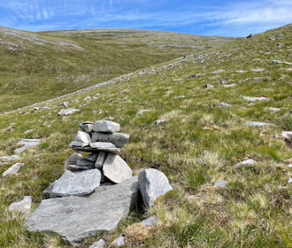 Cairns aiding navigation near Ben Hee's top Cairns aiding navigation near Ben Hee's top