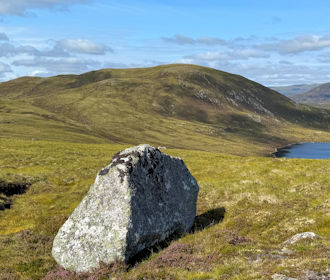 Càrn Loch nan Amhaichean